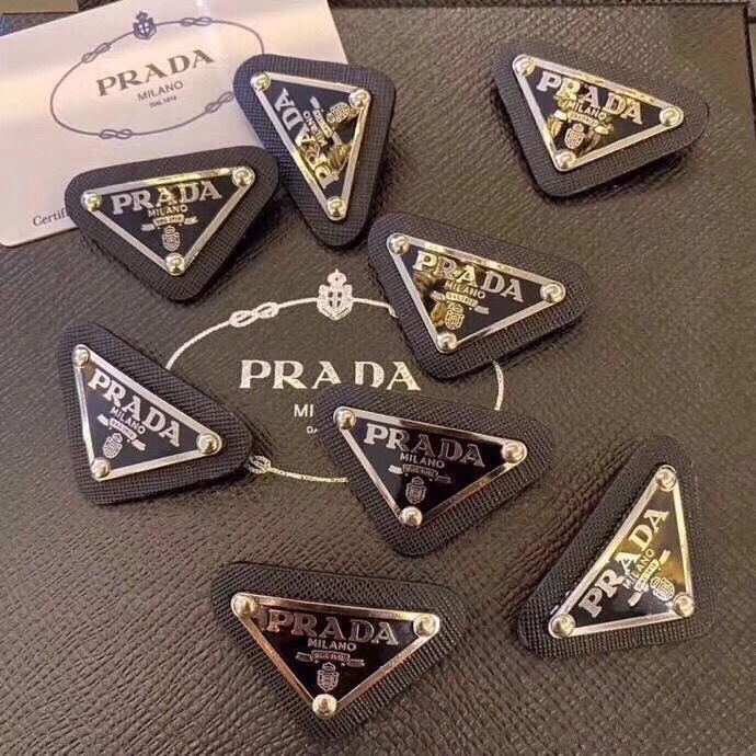 PRADA Broches prada 1 Pza De Piel Triangulares De metal cosplay Colección  gd Bolsa Colgante | Shopee Chile