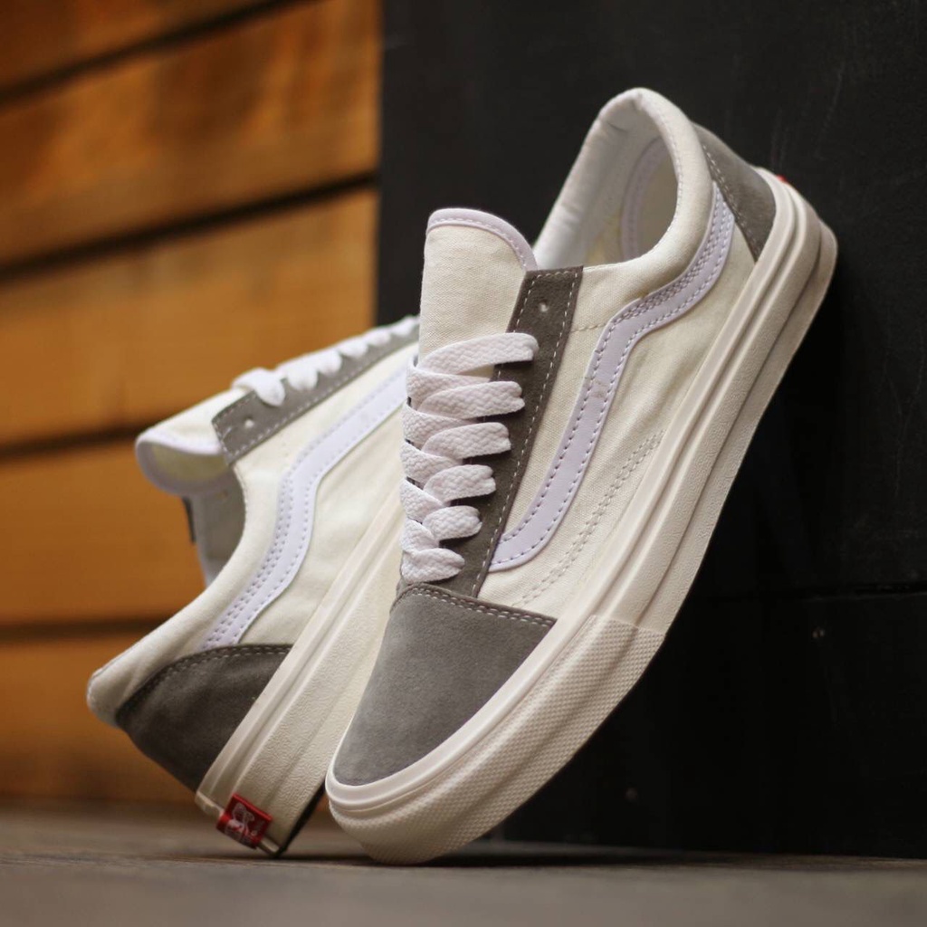 vans gris con blanco